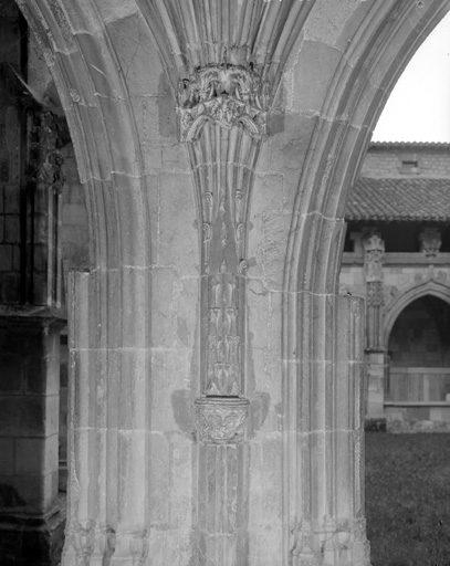 Cloître, galerie est : arcade extérieure, 2e support depuis le sud.