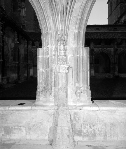 Cloître, galerie est : arcade extérieure, 3e support depuis le sud.