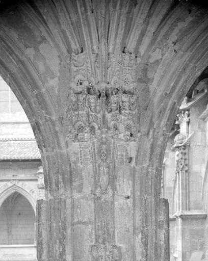 Cloître, galerie sud : arcade extérieure, 5e support depuis l'ouest.