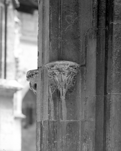 Cloître, galerie est : arcade extérieure, 4e support depuis le sud.