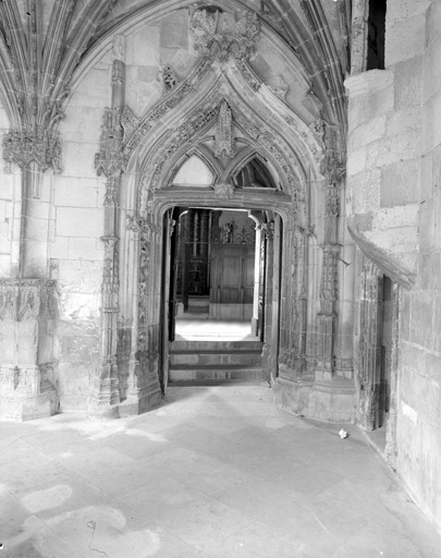 Cloître, galerie est : angle nord-est, porte ouvrant sur le choeur de la cathédrale.