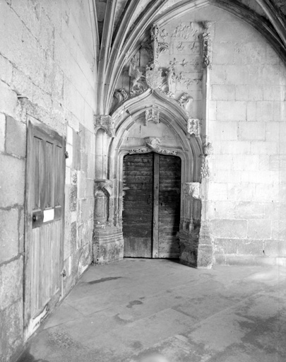 Cloître, galerie est : angle nord-ouest, porte donnant sur la 1ere travée de la nef de la cathédrale.