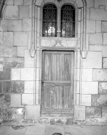 Cloître, galerie ouest : 3e travée depuis le nord, porte de l'actuel S.D.A.