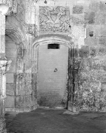 Cloître, angle sud-est : porte du mur sud.