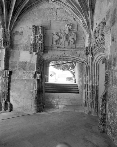 Cloître, angle sud-est : portail donnant accès à la cour de l'archidiaconé.