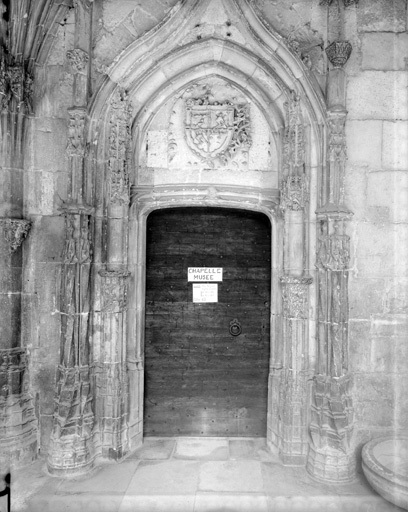 Cloître, porte de la chapelle Saint-Gausbert.