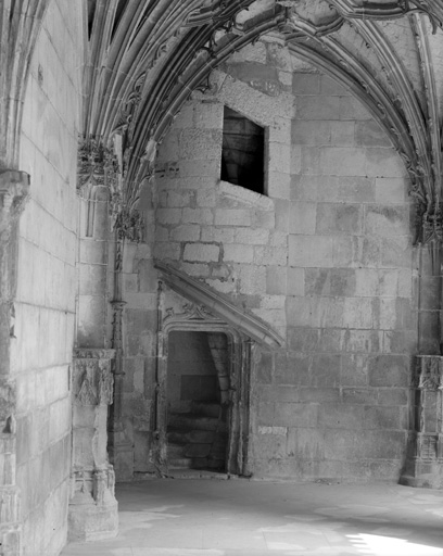 Cloître, galerie est : angle nord-est, escalier en vis donnant accès aux combles de la chapelle Saint-Gausbert.