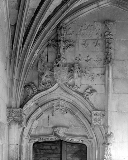 Cloître, galerie est : angle nord-ouest, porte donnant sur la 1ere travée de la nef de la cathédrale, détail.