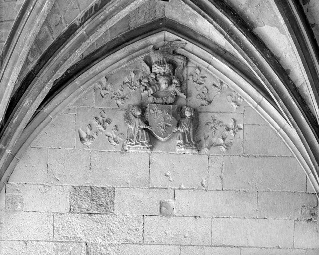 Cloître, angle nord-ouest : décor sculpté du mur ouest.