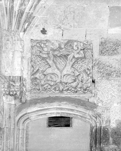 Cloître, angle sud-est : porte du mur sud, détail.