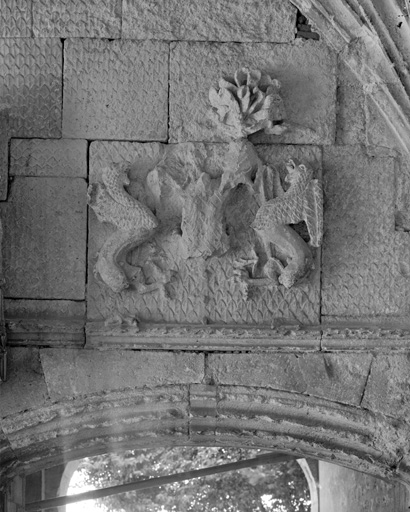 Cloître, angle sud-est : portail donnant accès à la cour de l'archidiaconé, détail.