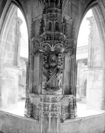 Cloître, angle nord-ouest : arcade extérieure, pilier avec relief de la Vierge de l'Annonciation.