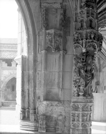 Cloître, angle nord-ouest : arcade extérieure, pilier avec relief de la Vierge de l'Annonciation.