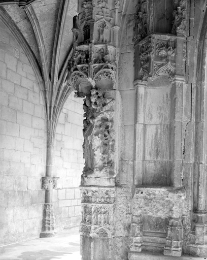 Cloître, angle nord-ouest : arcade extérieure, pilier avec relief de la Vierge de l'Annonciation.