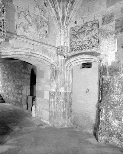 Cloître, angle sud-est : porte et portail donnant accès à la cour de l'archidiaconé.