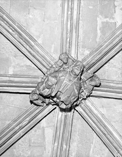 Cloître, angle nord-ouest : clef de voûte.