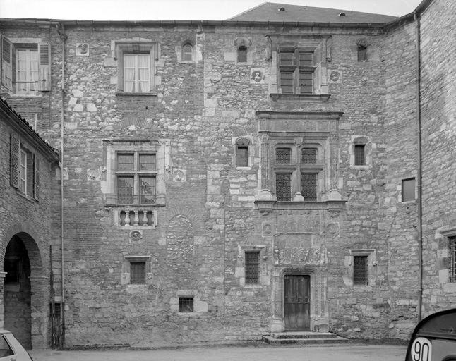 Corps principal, élévation sur la cour.