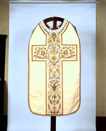 Chasuble, étole de clerc, manipule, voile de calice, bourse de corporal (ornement blanc)