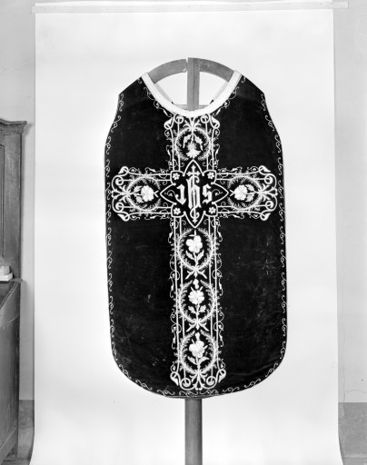 Chasuble, chape, 2 dalmatiques, 2 étoles de clerc, manipule, voile de calice, bourse de corporal (ornement noir, pontifical), style néo-gothique