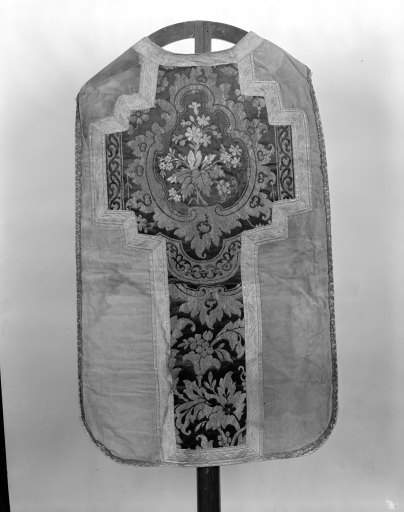 Chasuble (ornement rose)