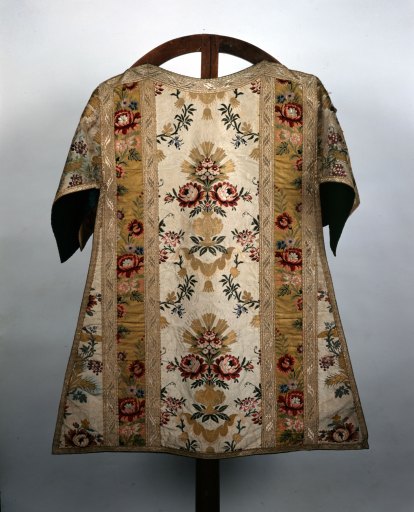 Chasuble, dalmatiques (2), étole, manipules (3), voile de calice, bourse de corporal (ornement blanc, pontifical)