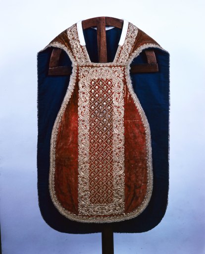 Chasuble, manipule, 2 étoles de clerc, voile de calice (ornement rouge)