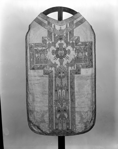 Chasuble, voile de calice, bourse de corporal (ornement blanc), style néo-gothique