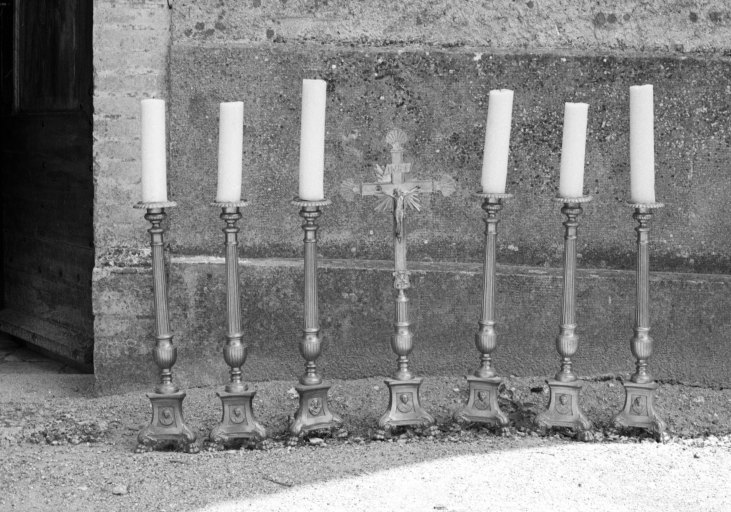 Chandeliers d'autel (6), croix d'autel (garniture d'autel)