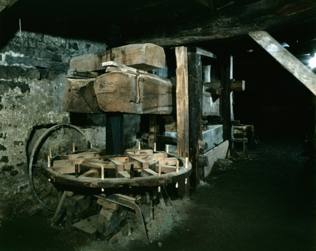 Moulin à huile de noix, intérieur.