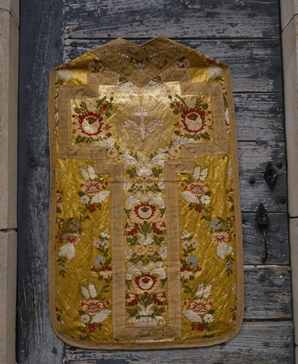 Chasuble, étole, bourse de corporal, voile de calice (ornement doré)