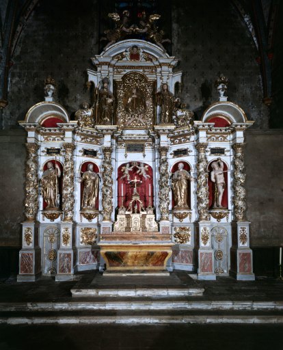 Retable, tabernacle, statues (6), bas-relief (maître-autel, retable architecturé à niches, tabernacle à ailes) : saint Sernin (?), sainte Claire, saint Raymond