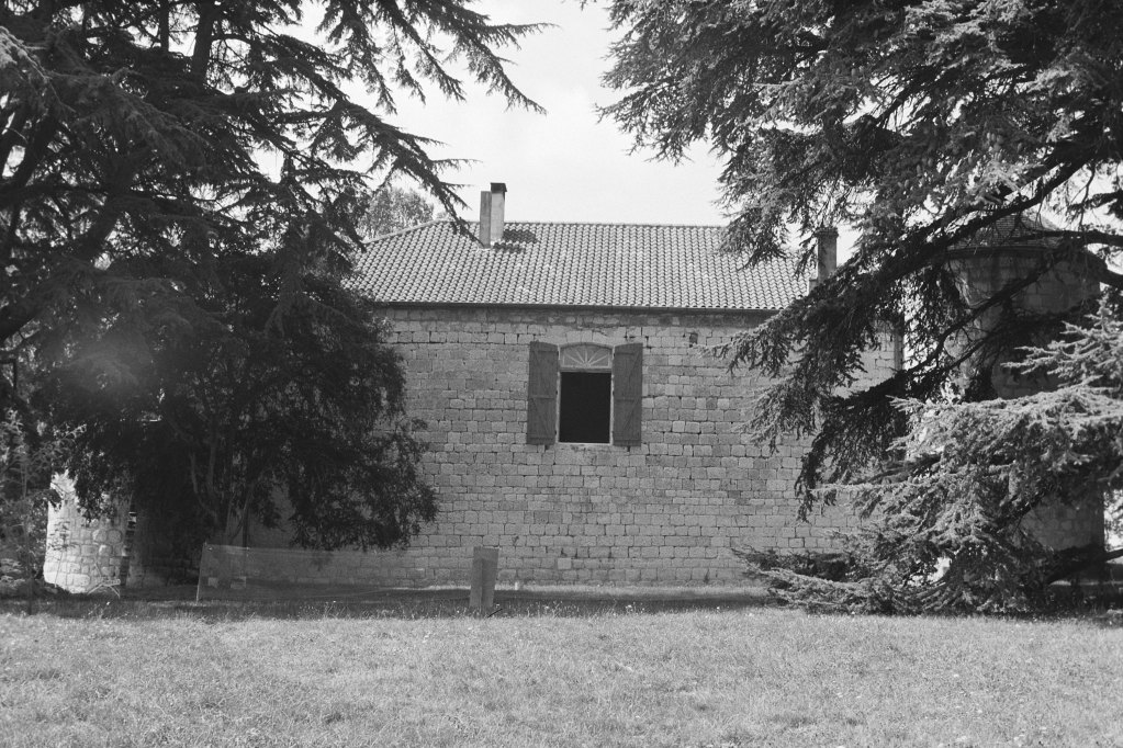 Logis (A) depuis le sud -est.