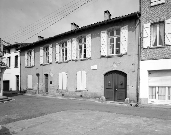Elévation sur la place, depuis le sud-est.