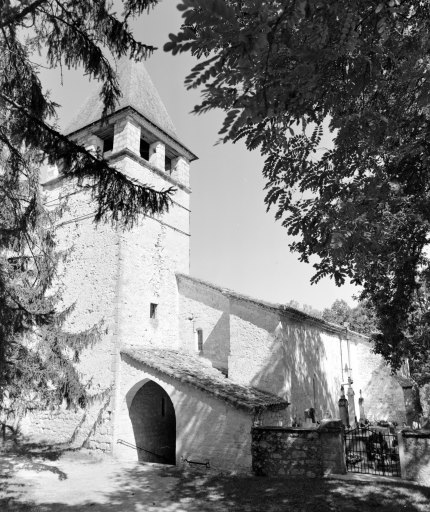 clocher et porche d'entrée, édifice depuis le sud