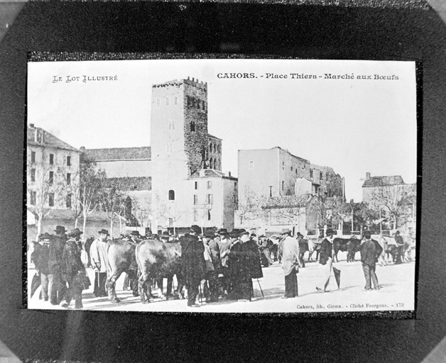 Le marché aux boeufs avec à l'arrière plan les ruines du palais Duèze.