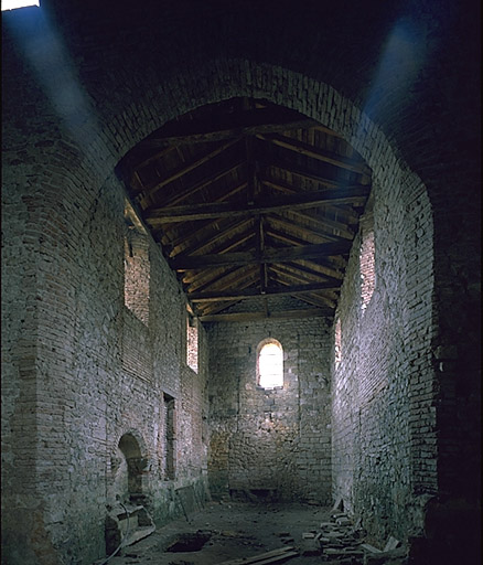 Choeur à chevet plat ; au fond de la porte murée carolingienne donnant accès au martyrium.