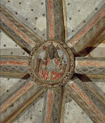 Clé de voûte centrale de la chapelle du XVe siècle : Christ enseignant.