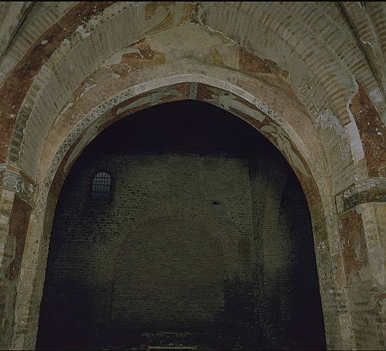 Entrée de la chapelle XVe prise de l'intérieur de la chapelle.