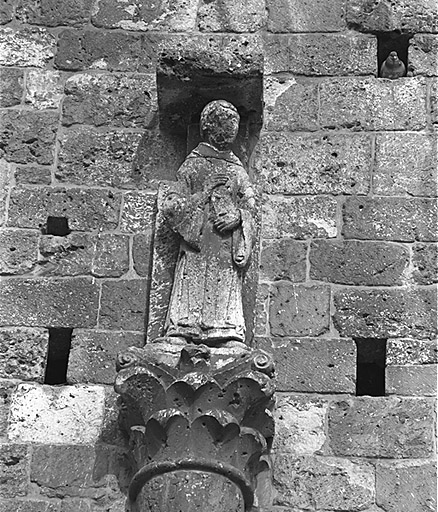 Chapiteau et statue surmontant la demi-colonne placée à gauche du portail.