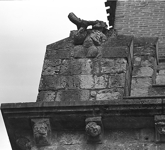 Angle sud-ouest du 1er niveau de merlon : sonneur de cor et modillons sculptés.