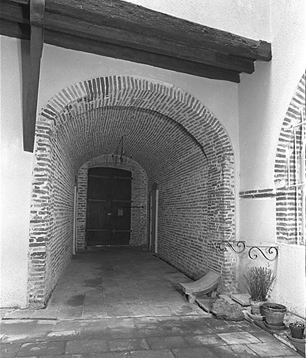 Passage sous le corps du bâtiment situé sur la rue Sainte-Catherine : vue depuis la cour.