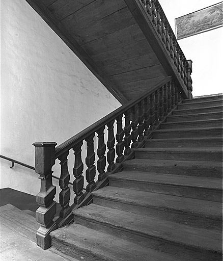 Escalier vu depuis le palier du 1er étage.