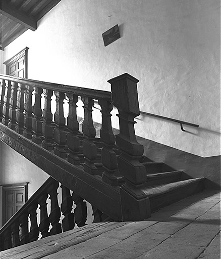 Escalier vu depuis le repos entre le 1er et le 2ème étage.