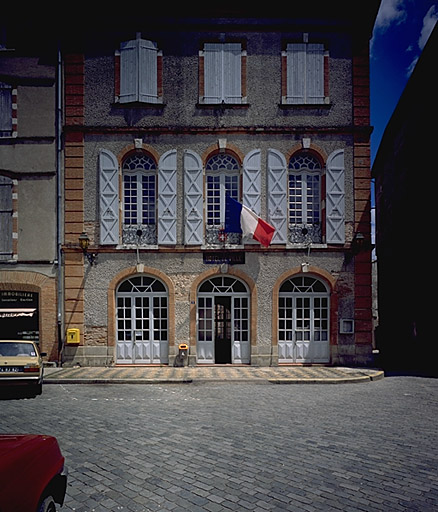 Elévation antérieure sur la place Roger Delthil.