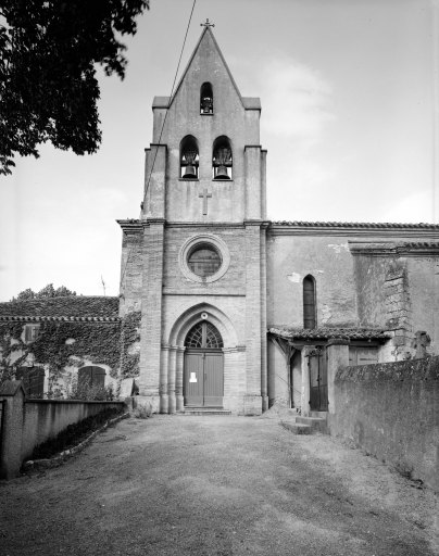 Porte d'entrée et clocher-mur au sud.