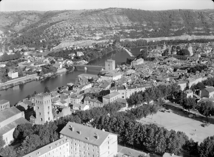 Quartier haut (palais Duèze et palais de Via), vu depuis le nord-ouest (vue aérienne, 1965-1966).