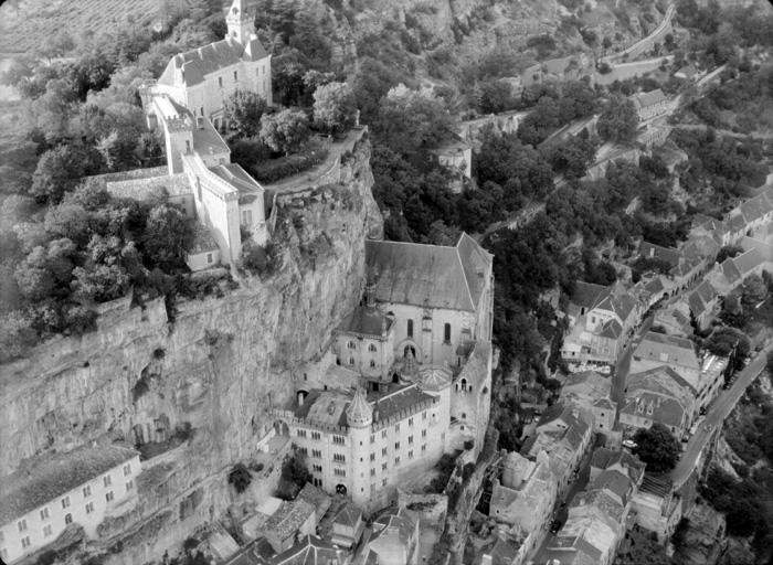 Vue aérienne du château et des sanctuaires depuis le sud-est.