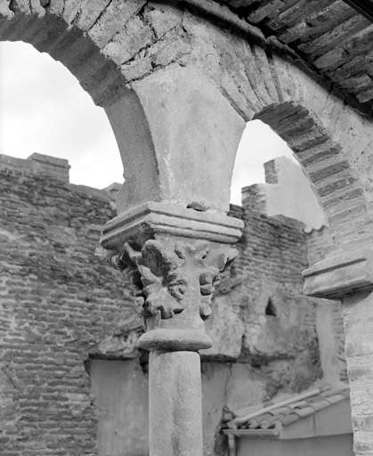 Elévation sur la première cour, baie médiane du 2e étage, chapiteau.