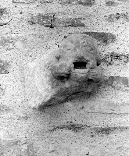 Façade sur rue, sculpture remployée.