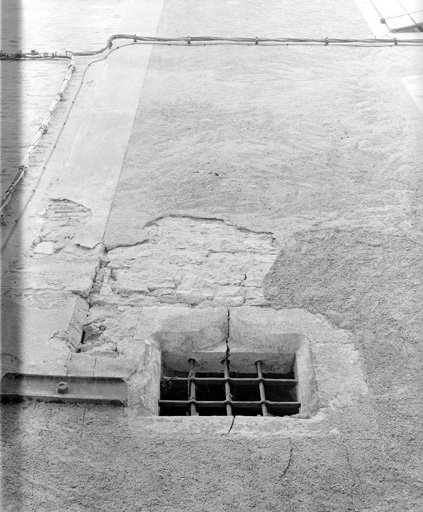 Façade sur rue, césure du mur mitoyen ouest.
